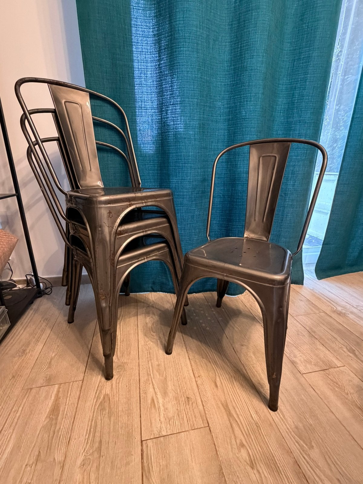 4 authentiques chaises A tolix et un fauteuil, Autres couleurs, Comme neuf, Enlèvement, Cinq, Six Chaises ou plus