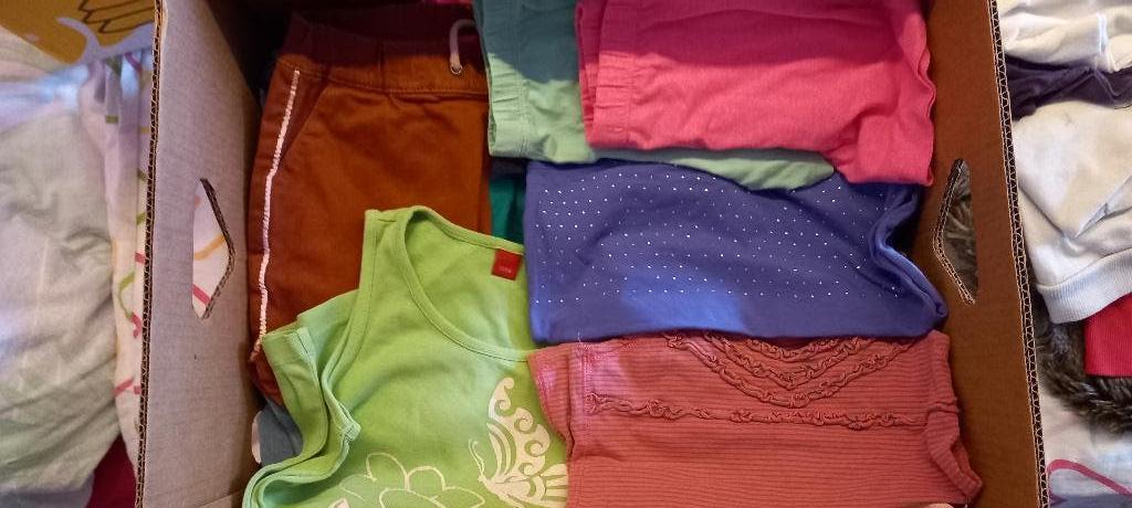 Doos meisjeskleding 128 broek rok top trui vest T-shirt, Ophalen of Verzenden, Zo goed als nieuw, Maat 128