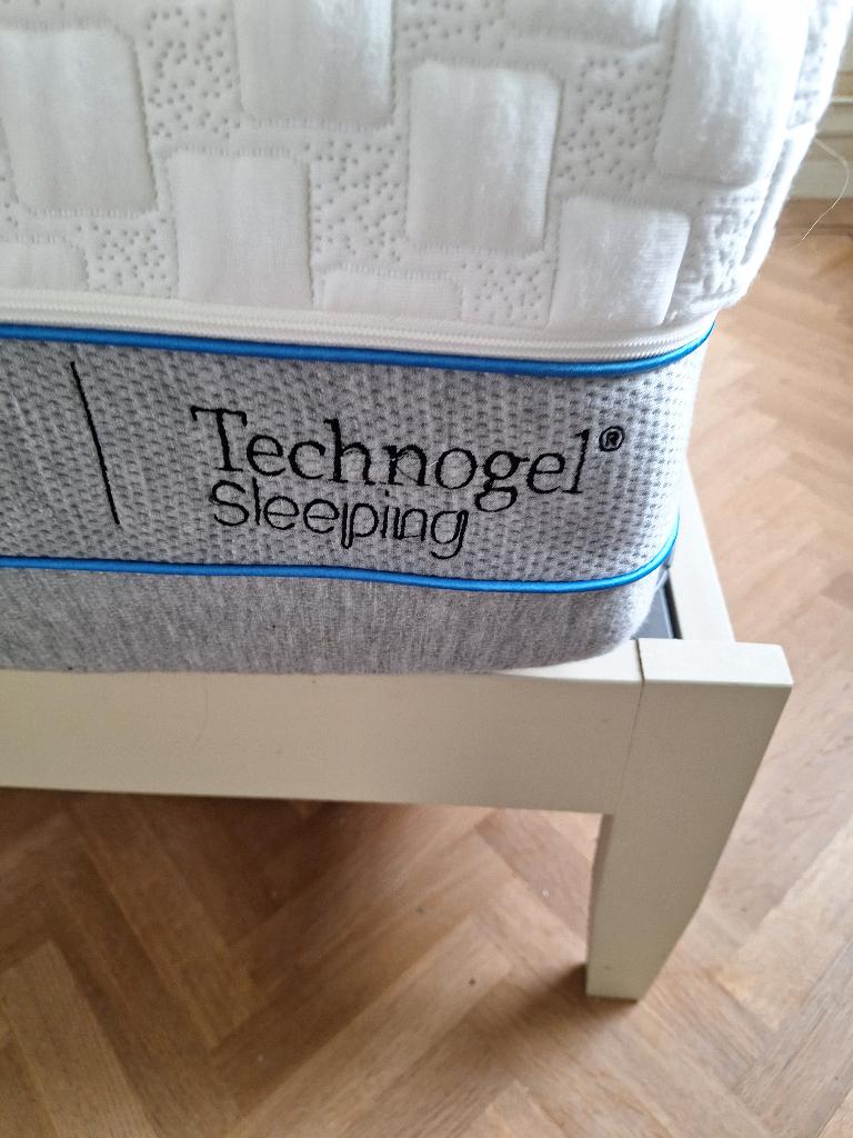 Matras 140cm merk Technogel, Huis en Inrichting, Slaapkamer | Matrassen en Bedbodems, Ophalen, 140 cm, Zo goed als nieuw, Matras