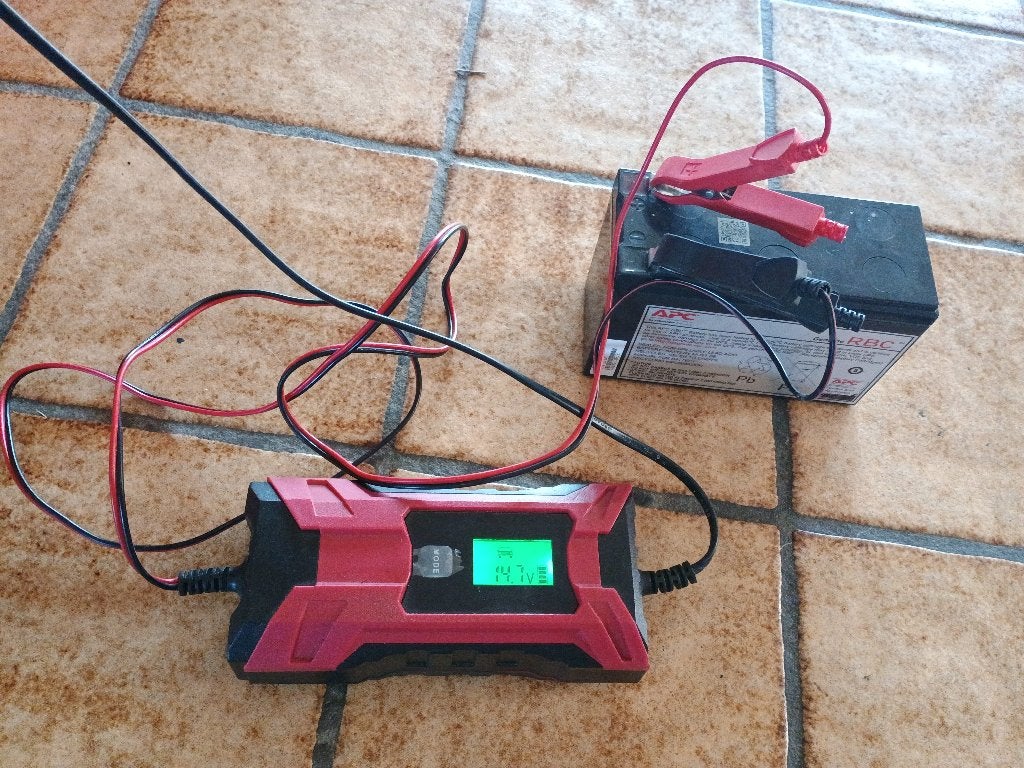 12v acculader + APC 12v accu, Gebruikt