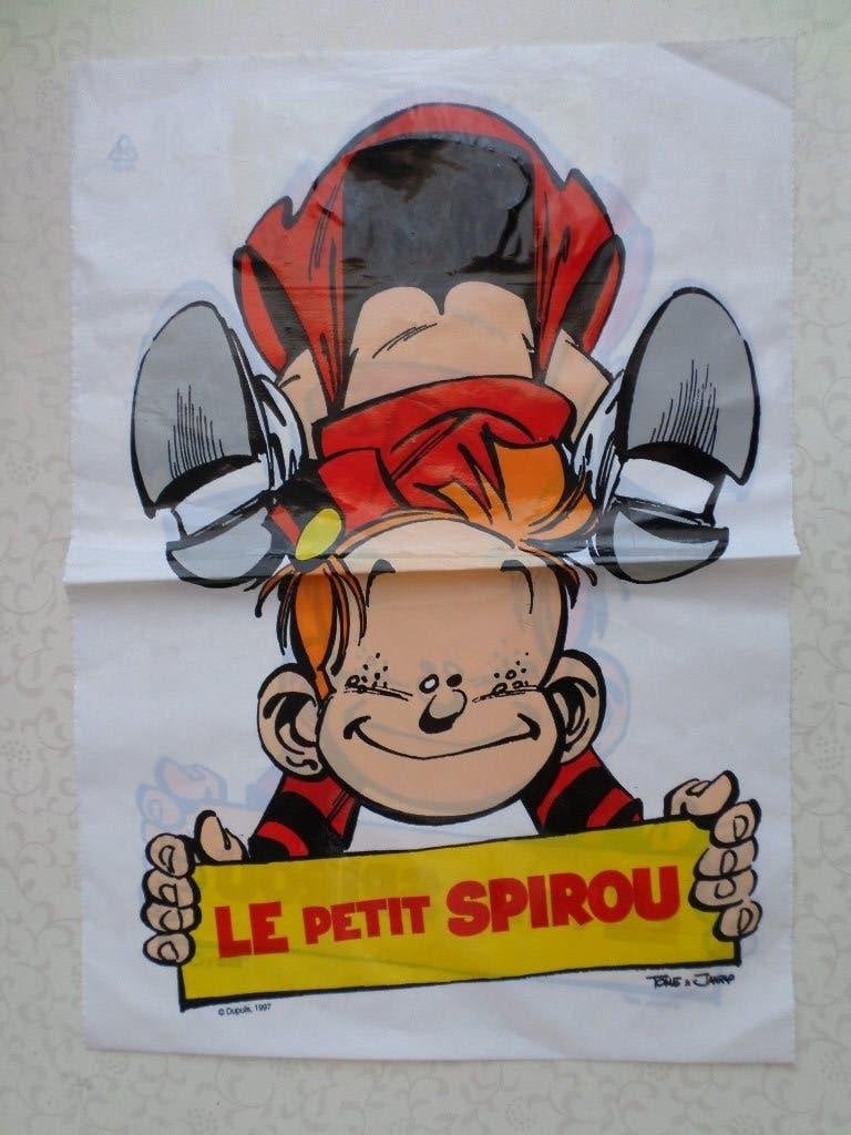 Le Petit Spirou stripboek witte rode plastic zak, Ophalen of Verzenden, Guust of Robbedoes, Zo goed als nieuw, Plaatje, Poster of Sticker