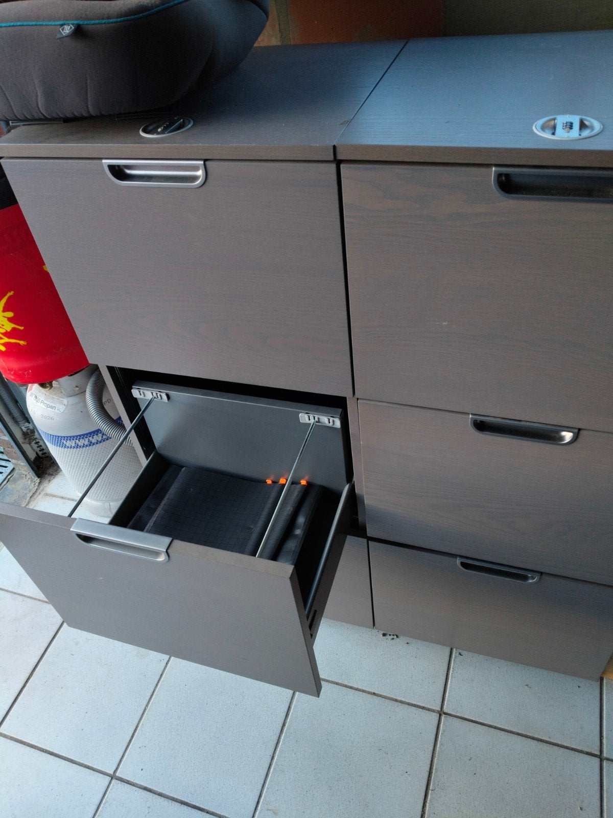 2 Ladekasten archief papieren met houders plastic mapjes., Ophalen