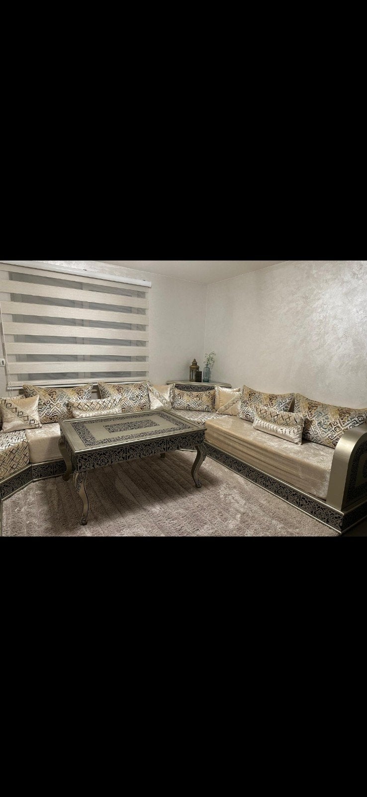 prachtige Arabische salon met tafel, Ophalen