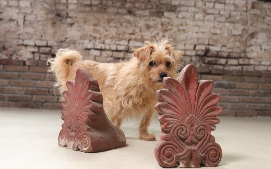 Paar terracotta dakornamenten met palmet, Grieks akrokeramo, Ophalen