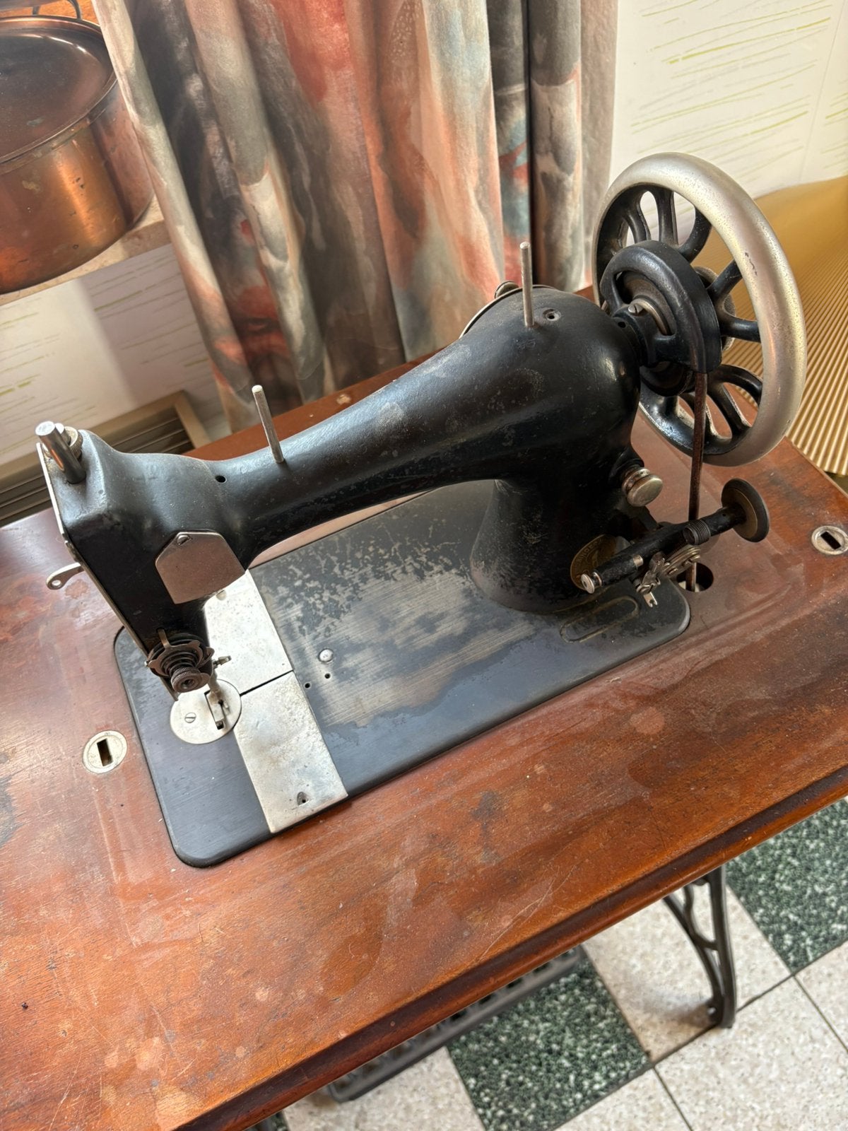 Machine à coudre Singer ancienne sur meuble à pédale, Enlèvement