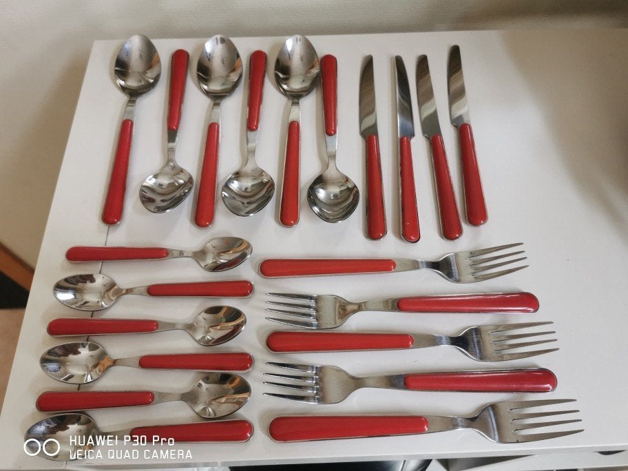 Roodkleurige bestekset 21-delig     Niet compleet, Huis en Inrichting, Kunststof, Verzenden, Bestekset, Overige typen