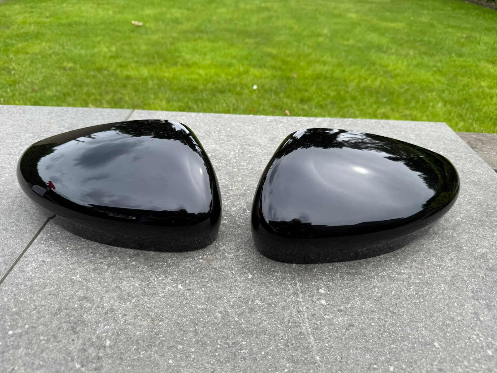 Zwarte spiegelkappen links en rechts van een black pack, Ophalen