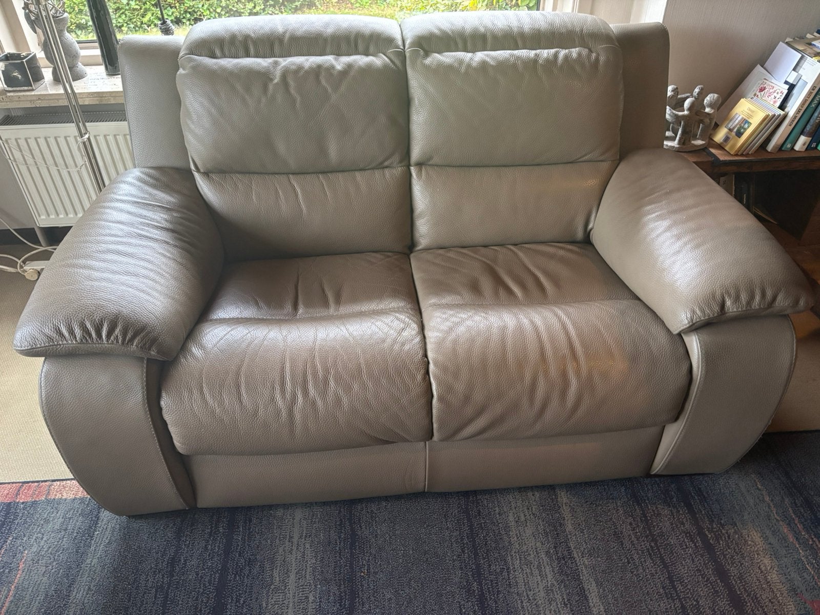Lederen 2 zit, taupe/ beige, Huis en Inrichting, Ophalen, 150 tot 200 cm, Tweepersoons, Zo goed als nieuw