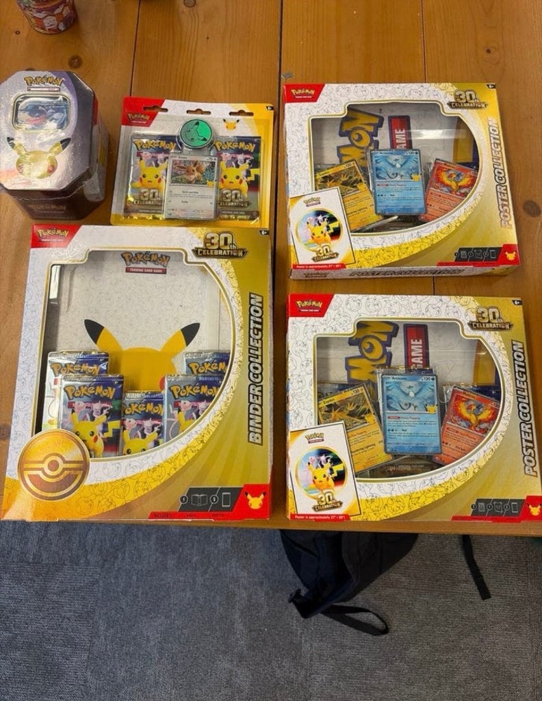 Pokemon 30th Celebration Binder Poster Collection tin, Enlèvement ou Envoi, Neuf, Booster box, Foil