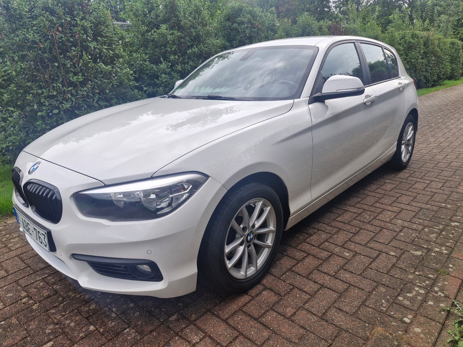 bmw 118i automaat 95dkm 2018 euro6 gekeurd en garantie, Auto's, BMW, Wit, Parkeersensor, 1499 cc, 100 kW