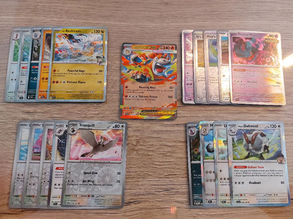 Pokémon kaarten pakket (19 blinkende + 1 ex/VStar, sleeved), Hobby en Vrije tijd, Verzamelkaartspellen | Pokémon, Ophalen of Verzenden