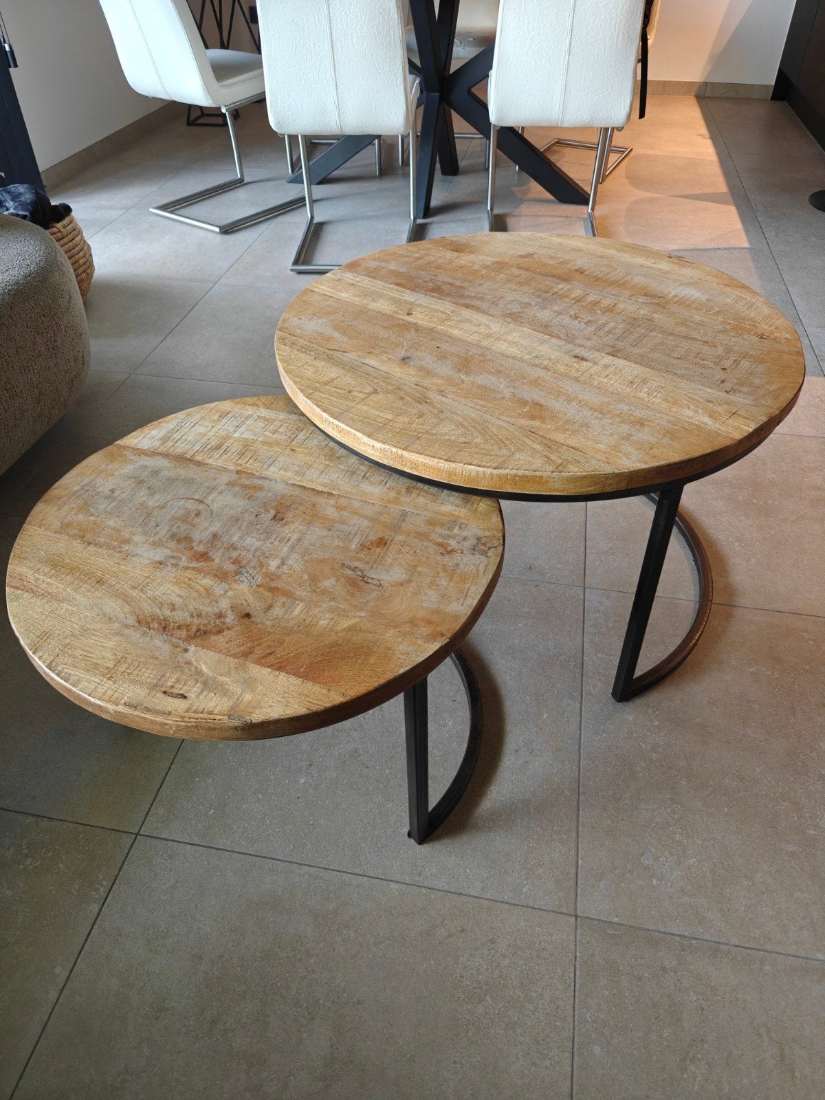 Set van 2 ronde salontafels - Hout en zwart metaal, Maison & Meubles, Enlèvement, Utilisé, 5 – 50