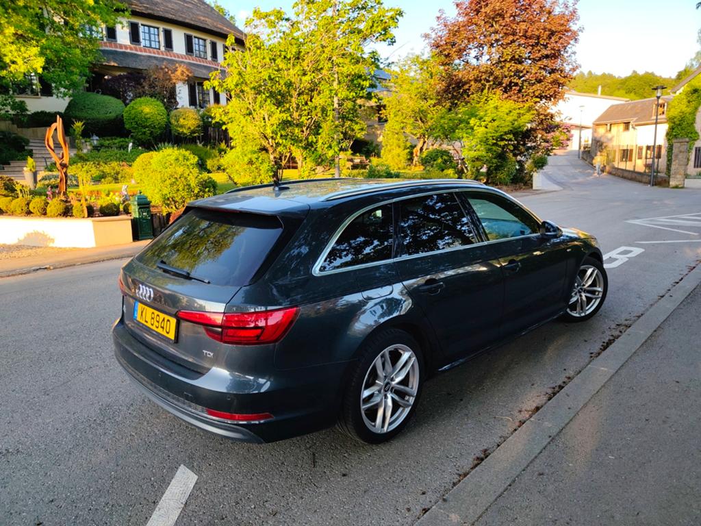 A vendre Audi A4 avant 2.0 tdi S-tronic, année 2017 , 175000, Autos, Achat, Carnet d'entretien, A4, Noir