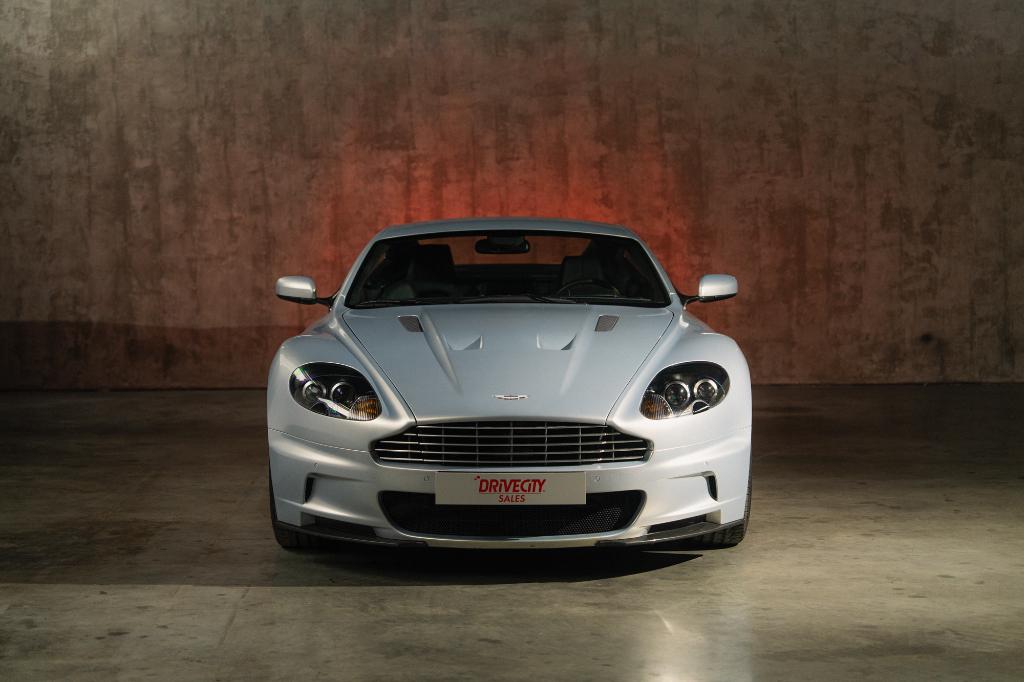 Aston Martin DBS handleiding 2010, Auto's, Achterwielaandrijving, Zwart, 12 cilinders, Bedrijf