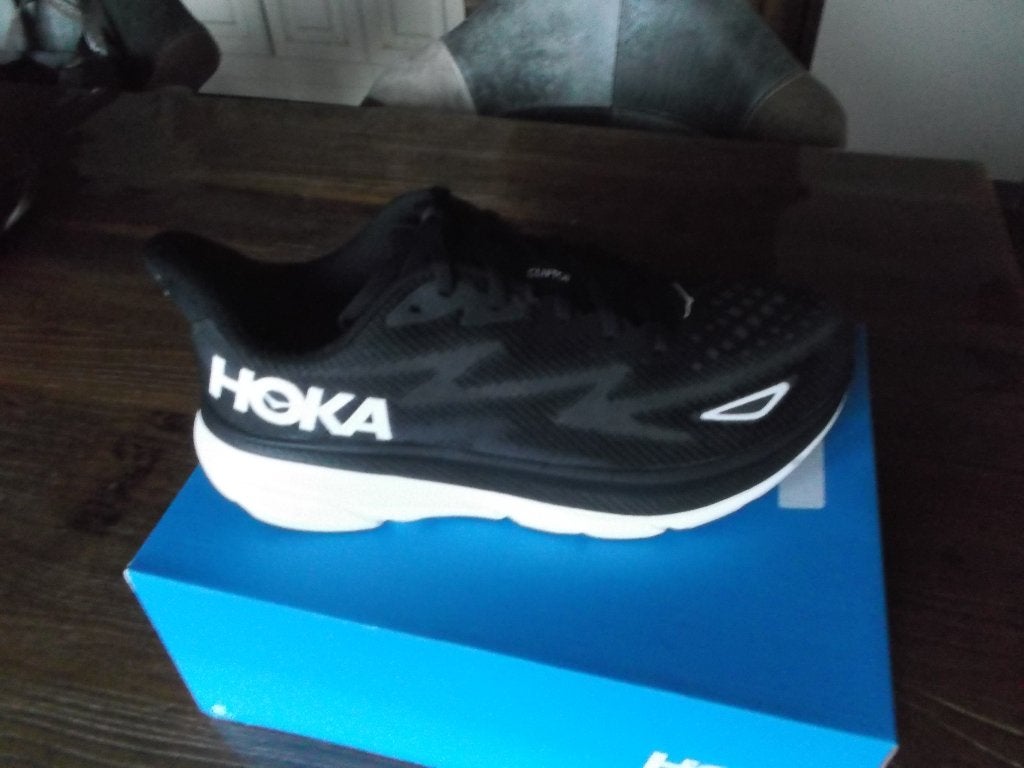 NEUF basket hoka clifton 9 T44 € 85,00, Ophalen of Verzenden, Nieuw