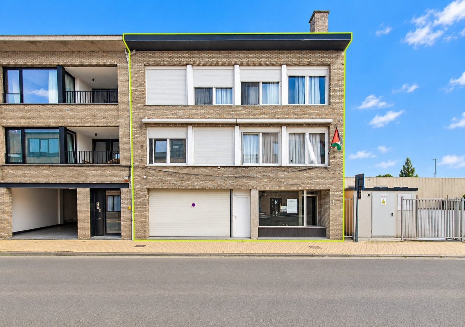 Te koop ruim pand met garage en woonst in Sint-Niklaas, Provincie Oost-Vlaanderen