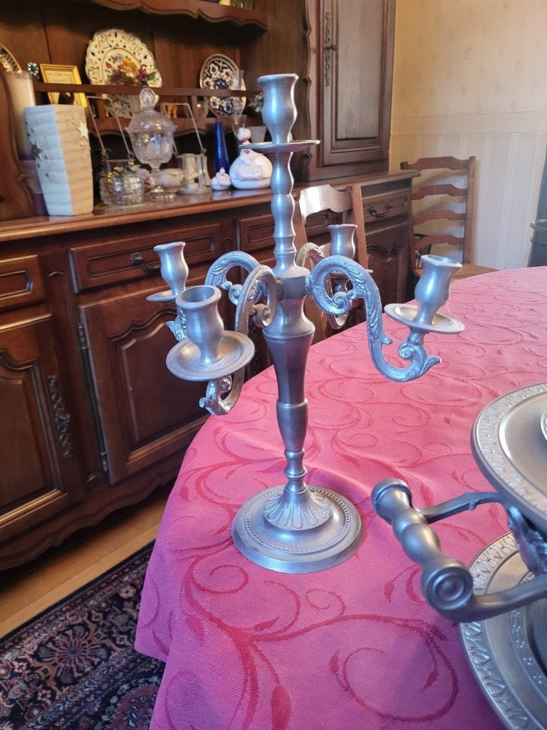 objets en étain, Enlèvement