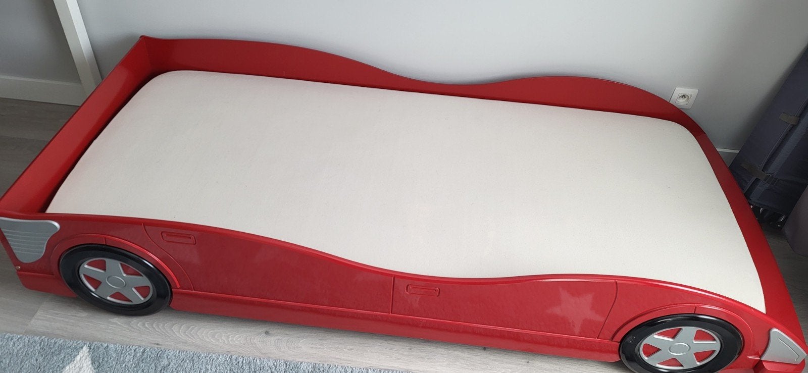 lit de voiture rouge de 90 cm sur 2 mètres., Matelas, 85 à 100 cm, Enlèvement, 180 cm ou plus