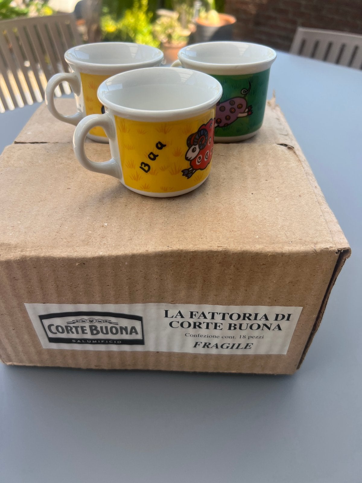 18 petites tasses italiennes, Maison & Meubles, Enlèvement, Comme neuf, Céramique