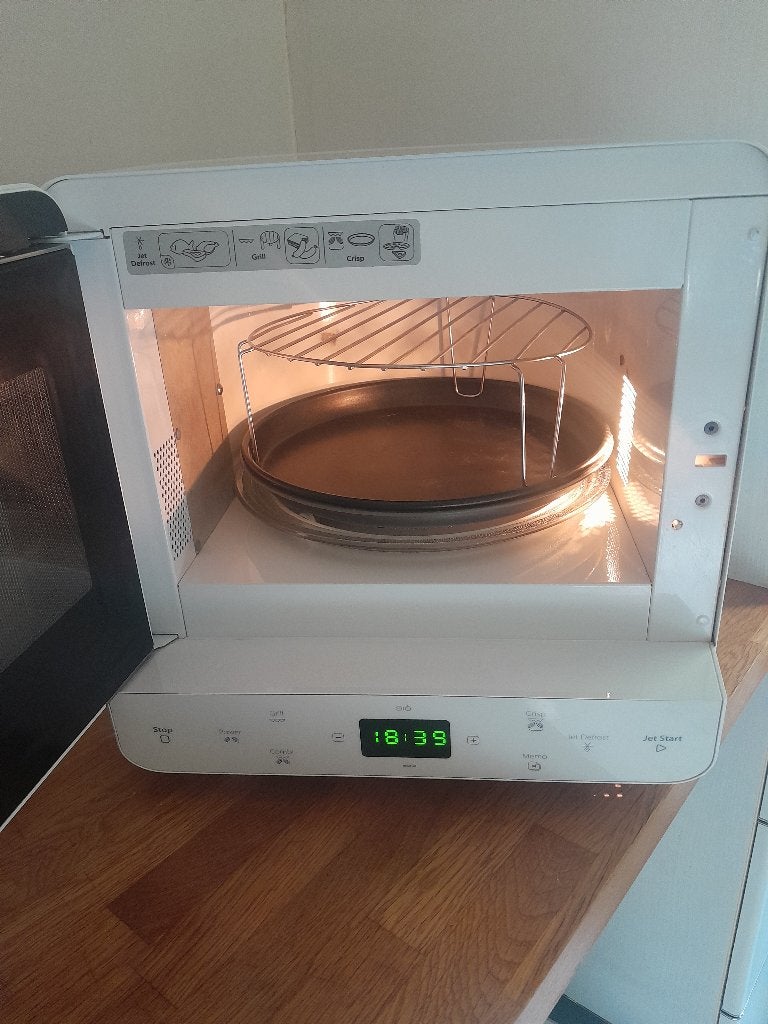 Micro-ondes Multi-fonctions Whirlpool MAX38FW, Croustillant, Moins de 45 cm, Enlèvement, Utilisé
