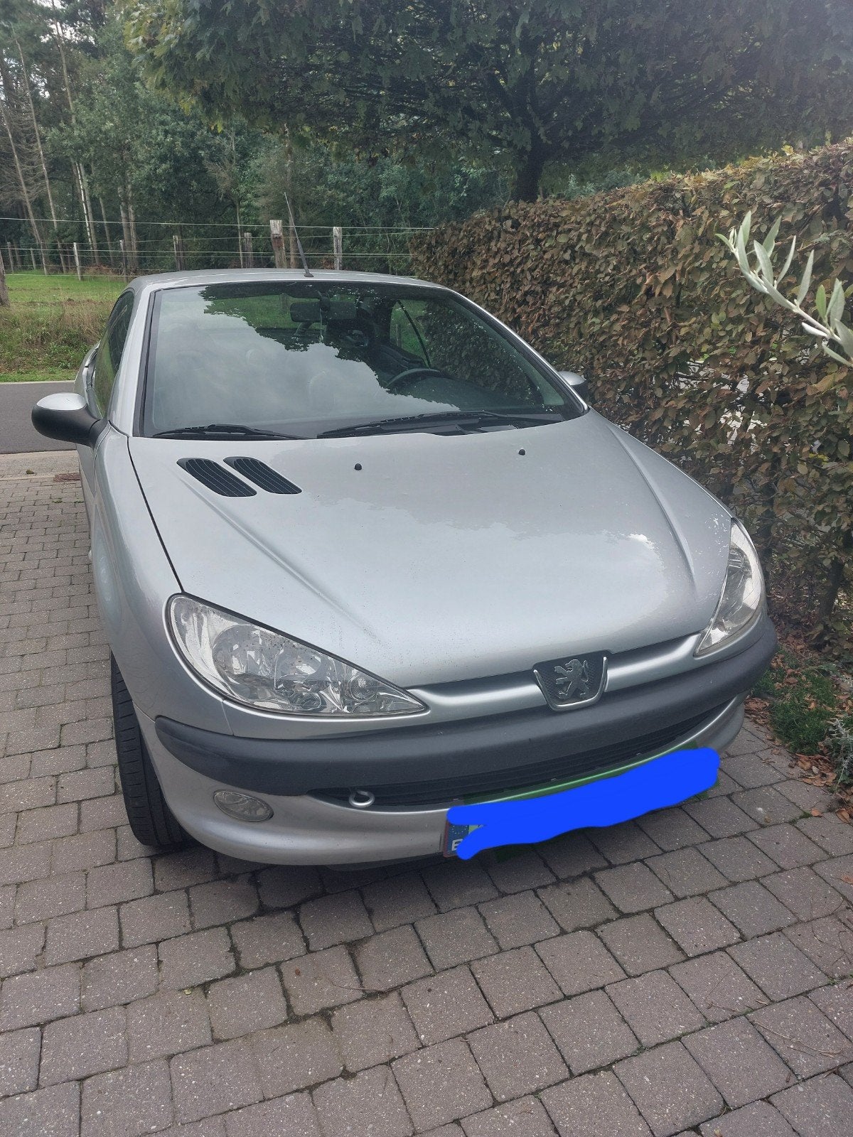 peugeot 206 van bouwjaar 2002 met 111 000 km, Zwart, Cabriolet, Leder, Handgeschakeld