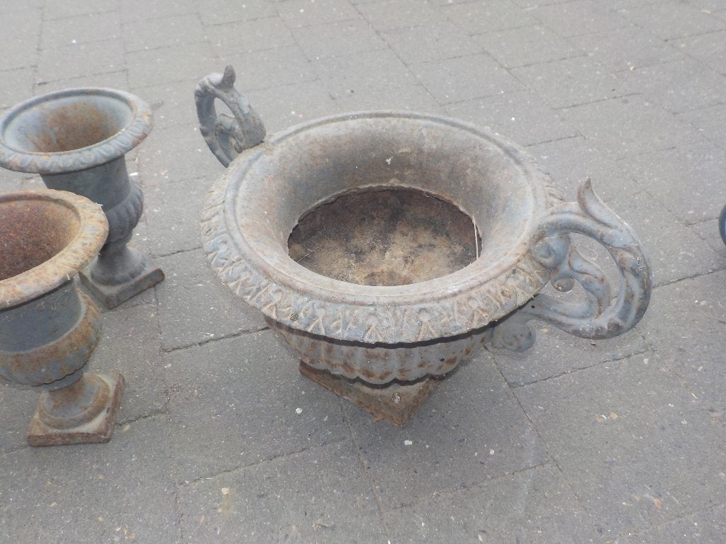 Collectie van 4 diverse antieke gietijzeren tuinurnen, Antiek en Kunst, Curiosa en Brocante, Ophalen