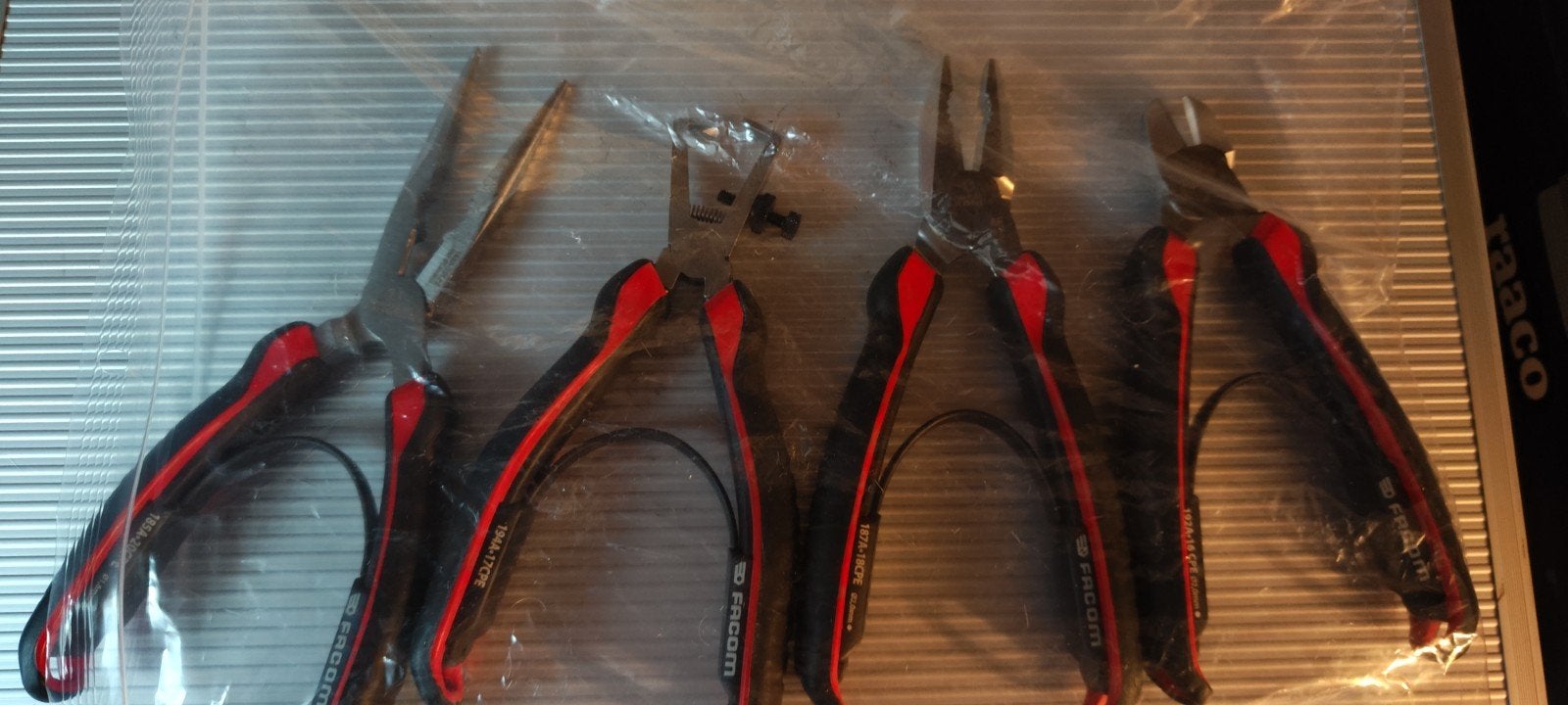 set de 4 pinces Facom

a vendre 4 pinces Facom, Enlèvement ou Envoi