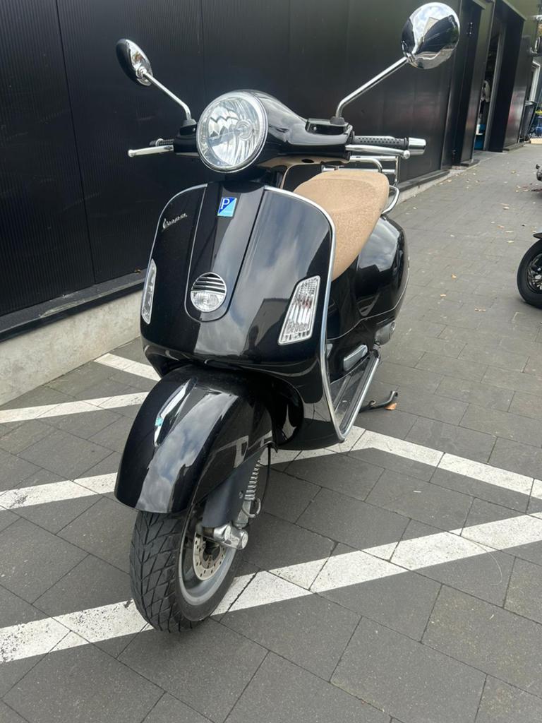 Zwarte Vespa GTS 125, Ophalen, Gebruikt, Overige modellen, 125 cc