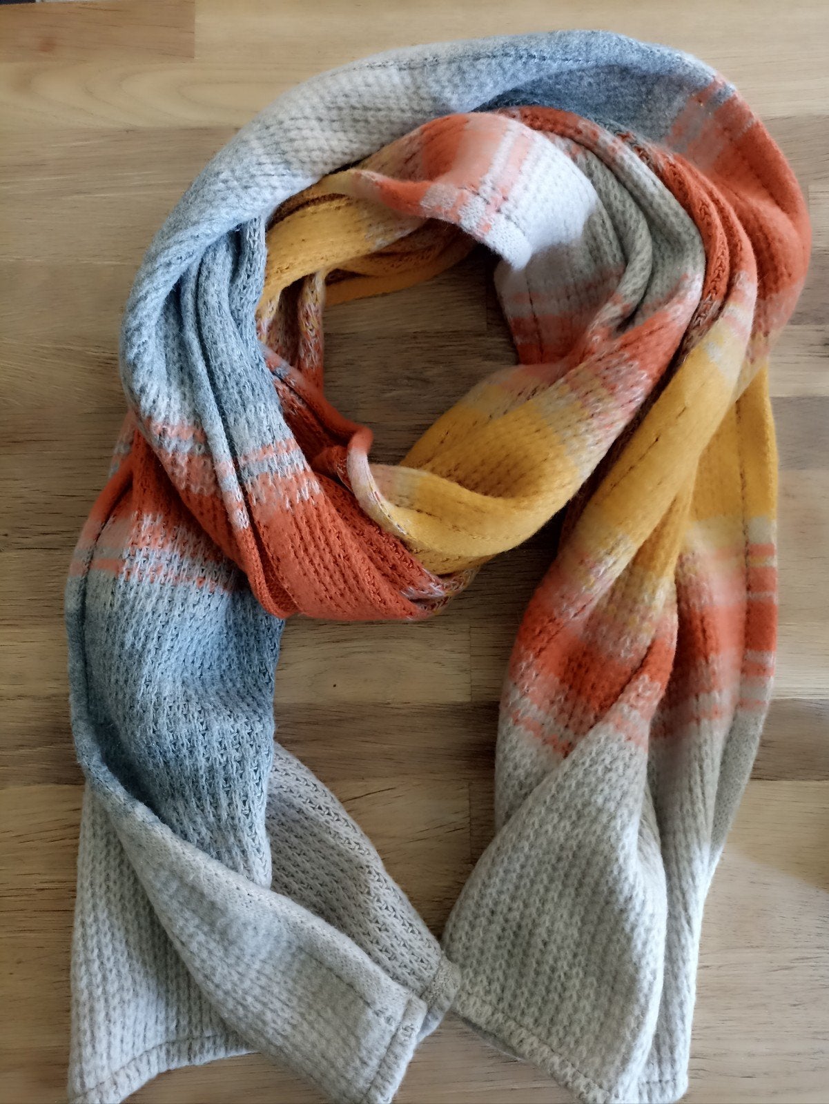 Écharpe orange, jaune, gris, Kleding | Dames, Mutsen, Sjaals en Handschoenen, Ophalen of Verzenden, Zo goed als nieuw, Sjaal