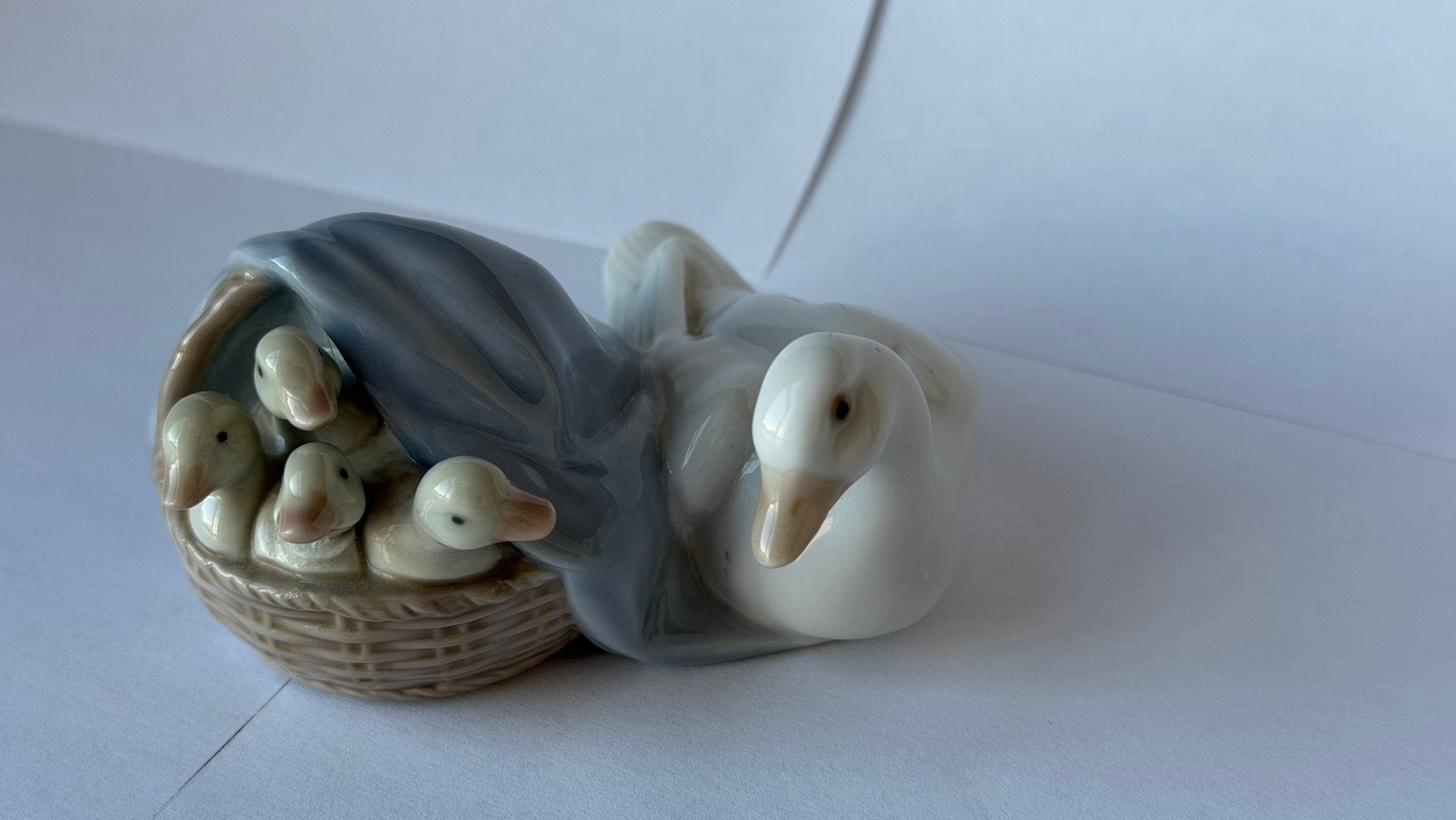 Lladro : statue d'un cygne des années 1970 avec son garçon, Envoi