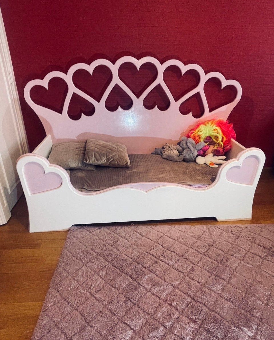 Schattig en Uniek Kinderbed met Hartjesontwerp, Ophalen, Zo goed als nieuw