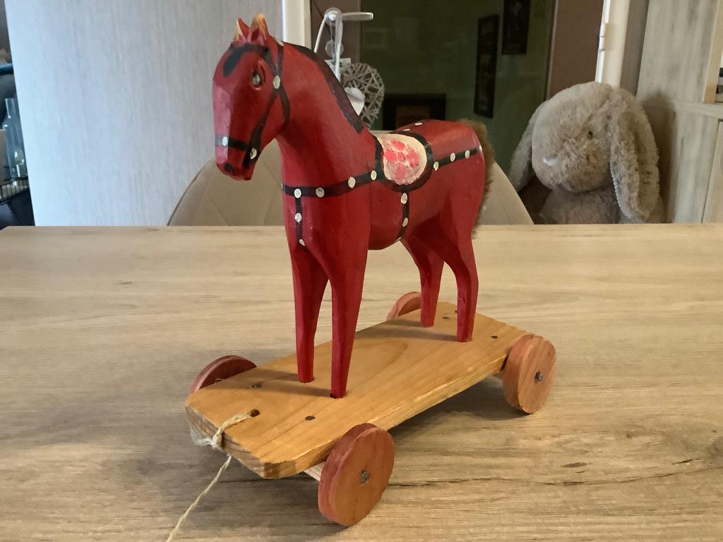 Cheval de trait Dala vintage en bois (20x20 cm), Enlèvement ou Envoi, Utilisé, Jouet à Pousser ou Tirer