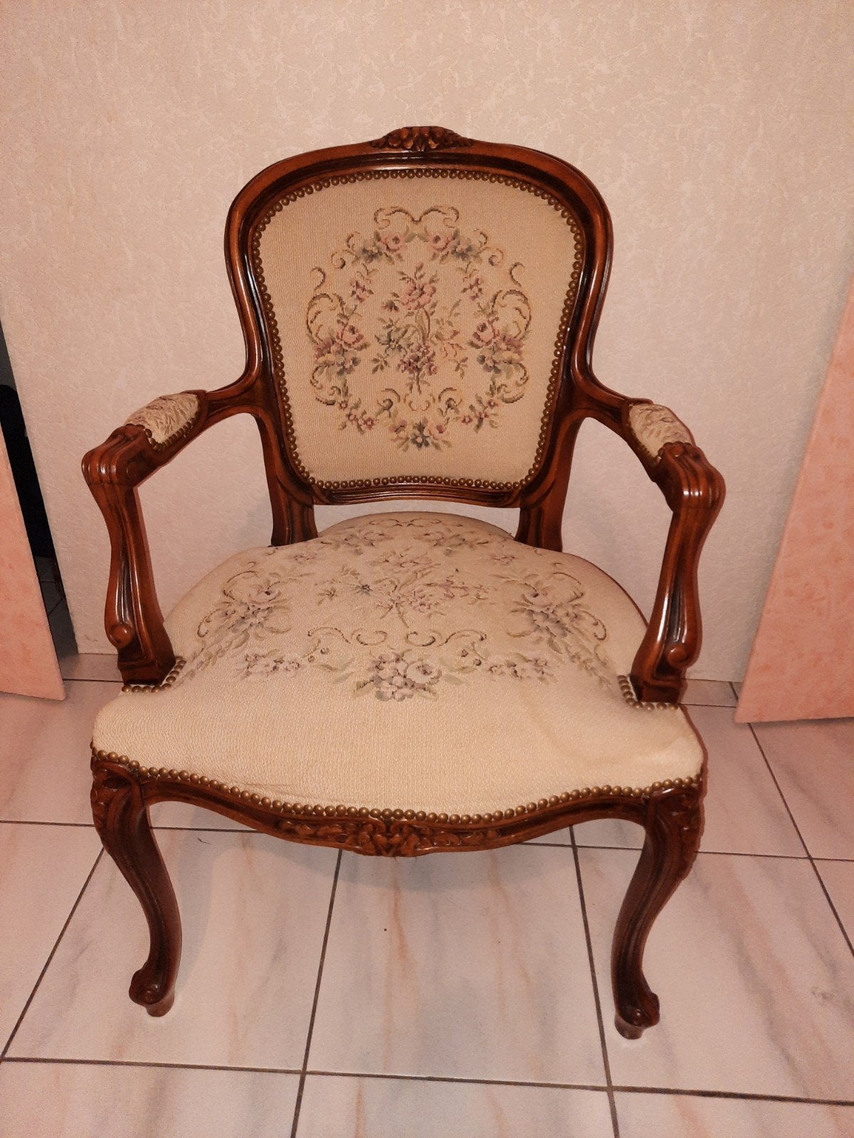 Fauteuil style Louis XV en bois sculpté en très bon état, Enlèvement