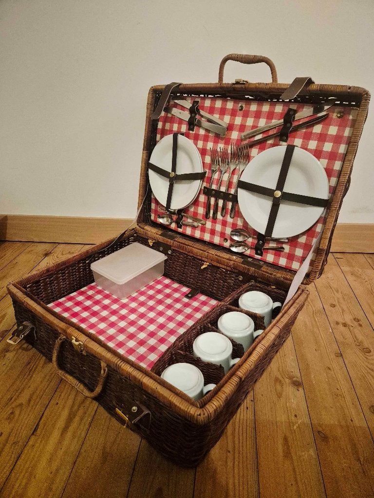 Oude picknickmand van rotan, Ophalen