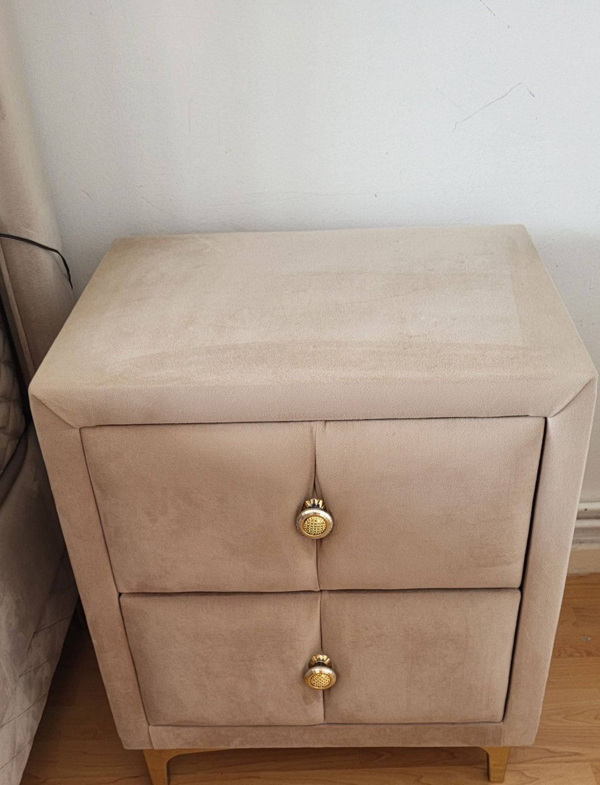 Table de chevet velours beige