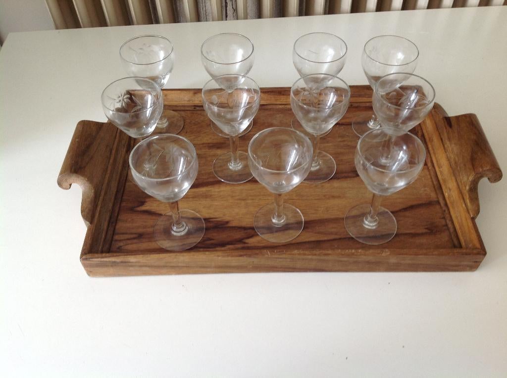11 petits verres à vin gravés tout autour de motifs floraux, Antiquités & Art, Enlèvement ou Envoi
