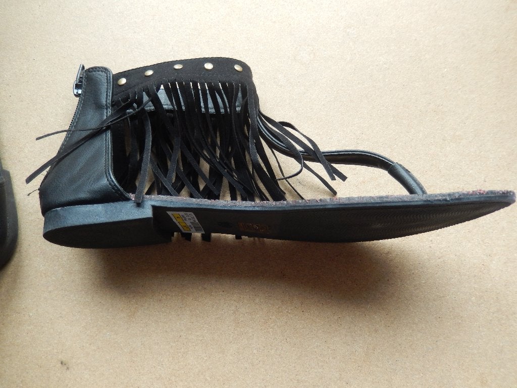 Zwarte slippers met franjes maat 40 (zgan), Kleding | Dames, Schoenen, Ophalen of Verzenden, Zo goed als nieuw, Slippers