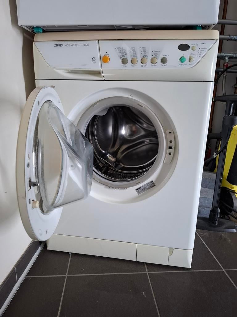 Machine à laver Zanussi, 1200 à 1600 tours, Programme lavage à la main, Chargeur frontal, Enlèvement