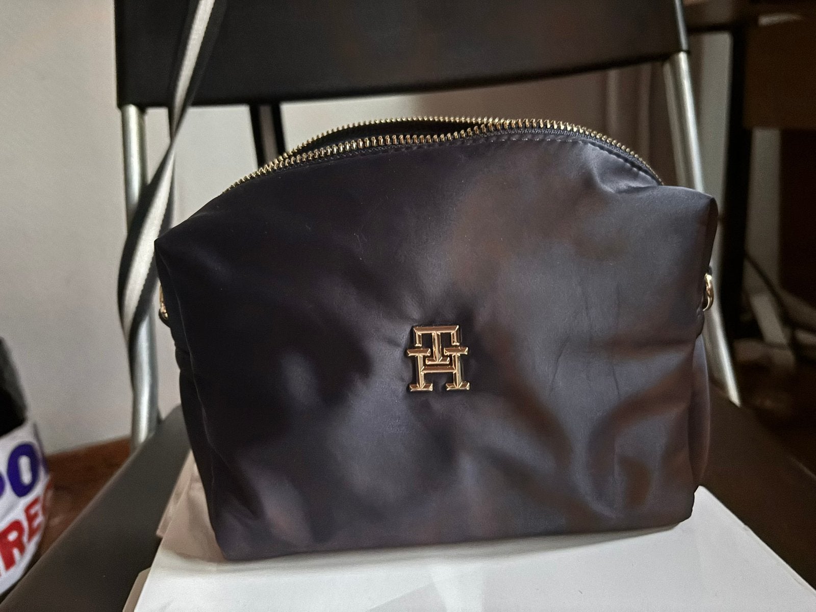 Petit sac tommy hilfiger pour femme, Bijoux, Sacs & Beauté, Trousses de toilette, Enlèvement, Comme neuf, Noir, Femme