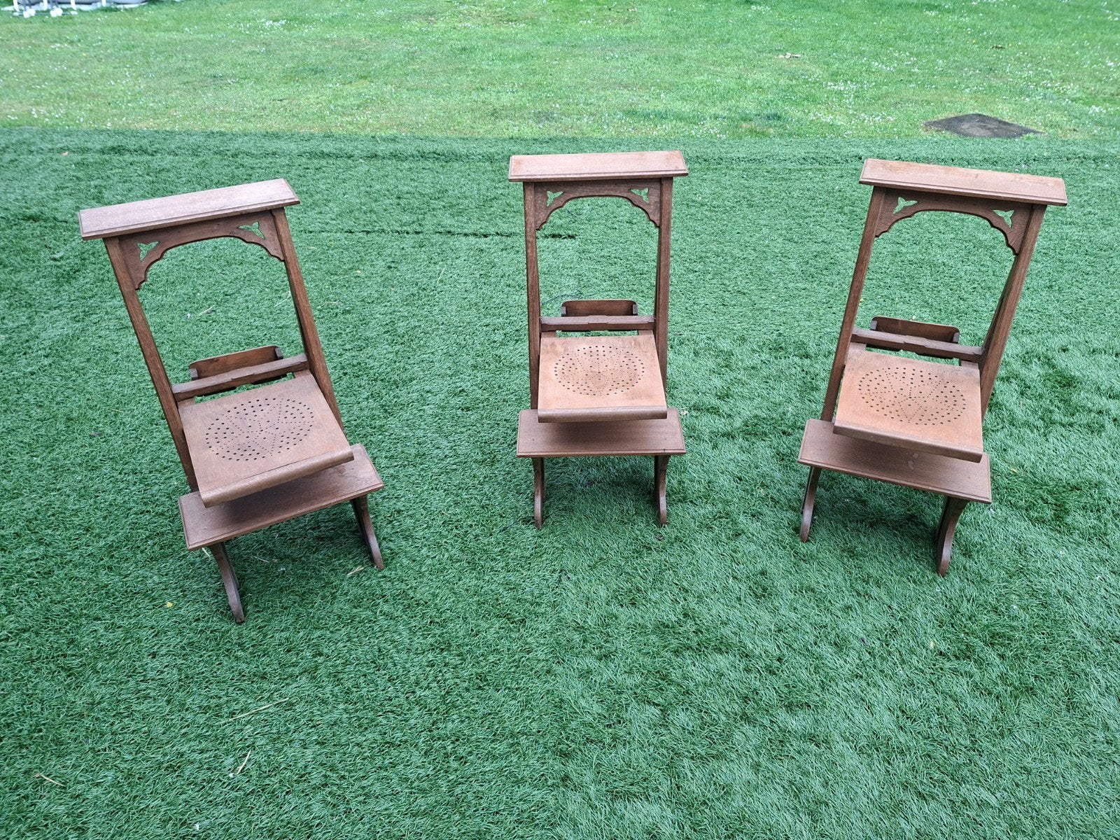 Drie oude kerkstoelen., Enlèvement ou Envoi
