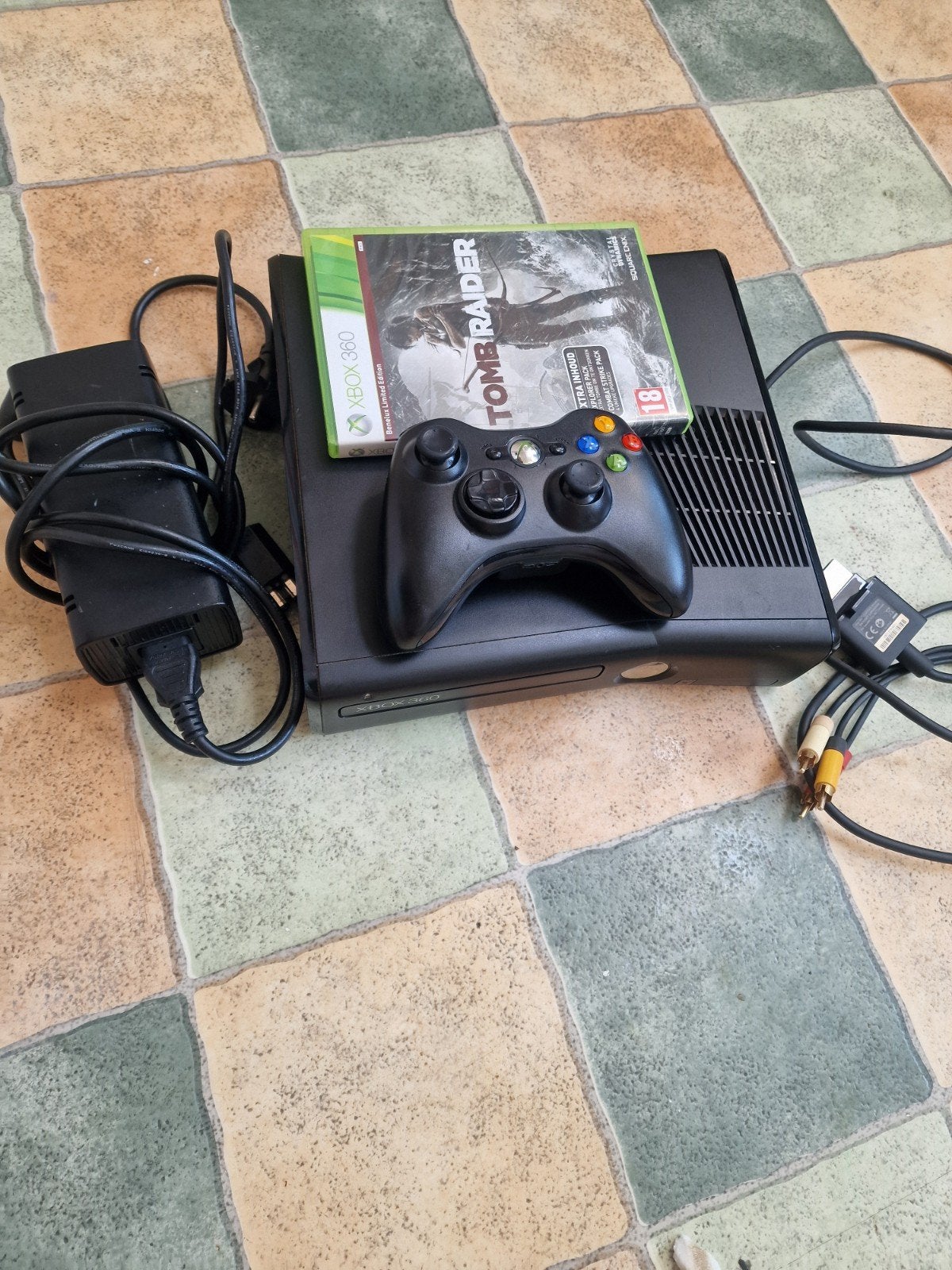 ​Pack Console Xbox 360 Slim 4 Go + 1 Manette + Jeu Tomb Raid, Games en Spelcomputers, Spelcomputers | Xbox 360, 360 S