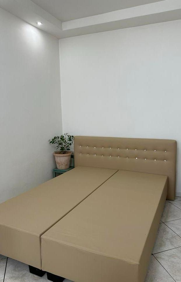 Gloednieuw herbeklede bedkader, Huis en Inrichting, Slaapkamer | Bedden, Zo goed als nieuw, Tweepersoons, 160 cm, 200 cm, Stof