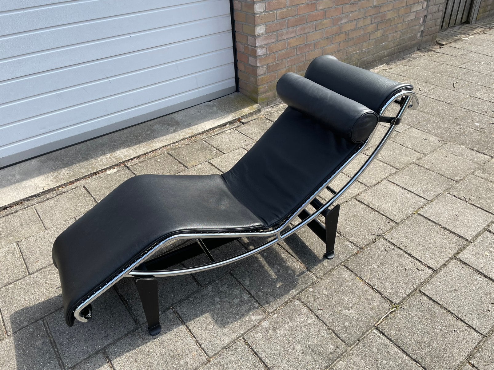Fauteuil design Cassina LC 4 en état neuf, Maison & Meubles, Fauteuils, Enlèvement ou Envoi, Comme neuf, Cuir, Design
