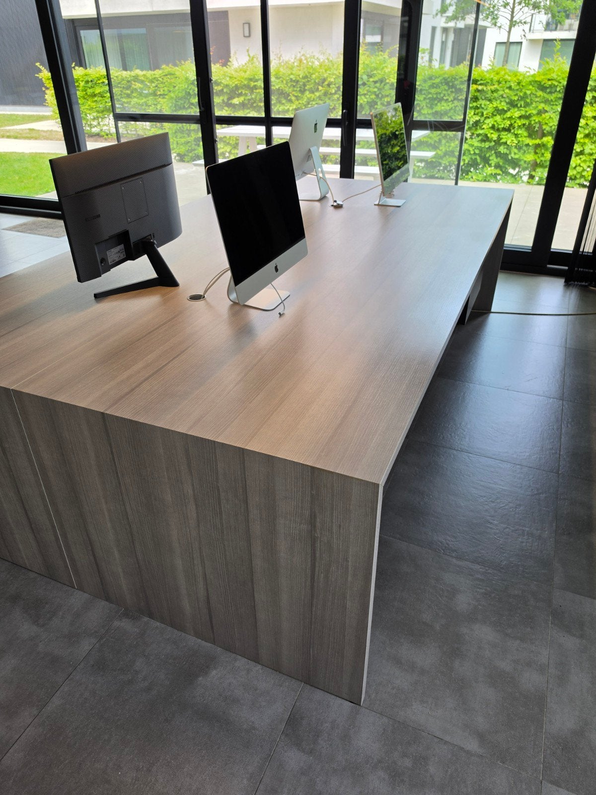 Modern directiebureau 280x95 cm - perfecte staat luxe, Huis en Inrichting, Bureaus, Ophalen, Hout, Zo goed als nieuw, Modern
