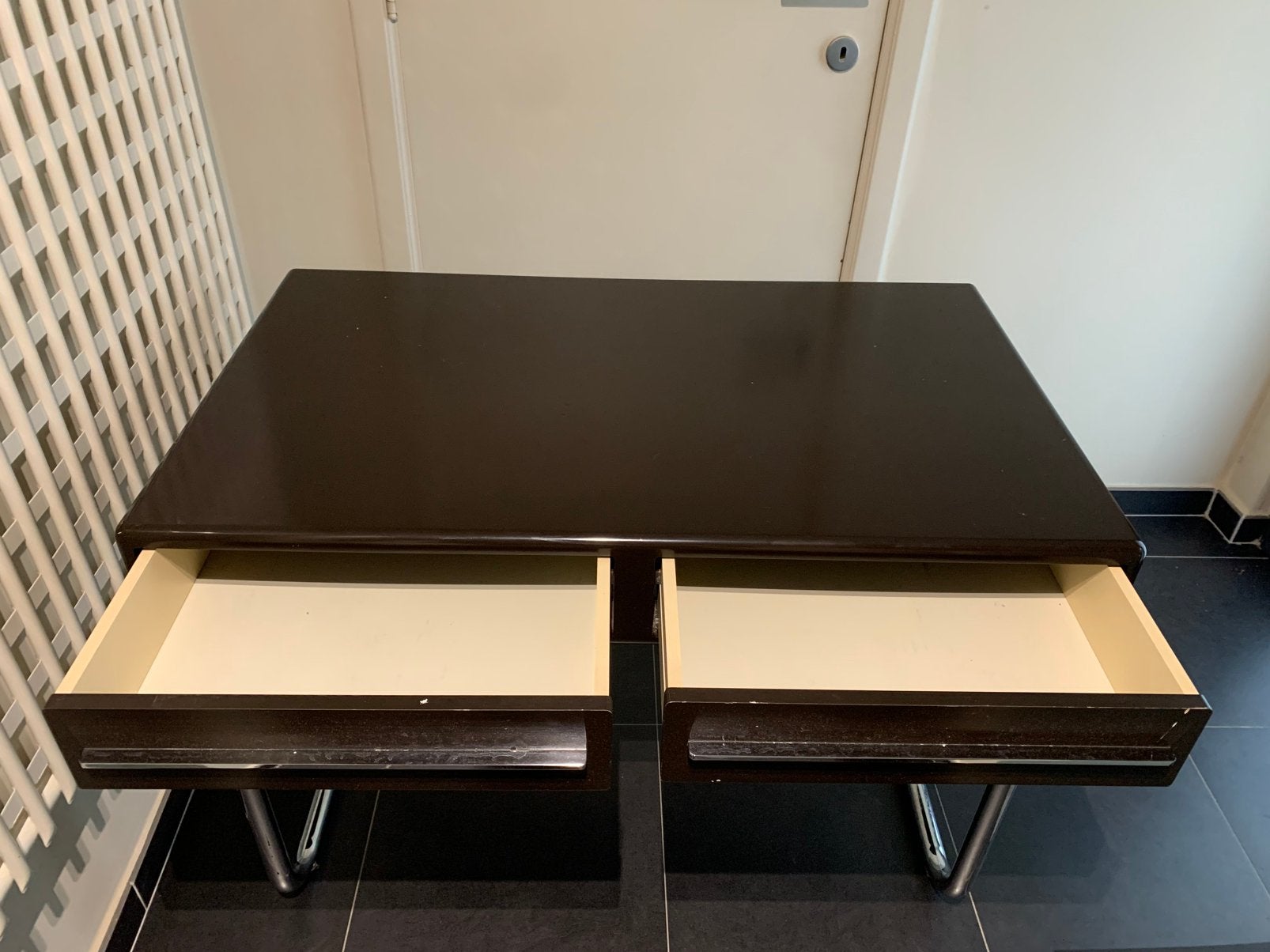 Donkerbruine bureau met 2 lades en chromen poten, Huis en Inrichting, Ophalen