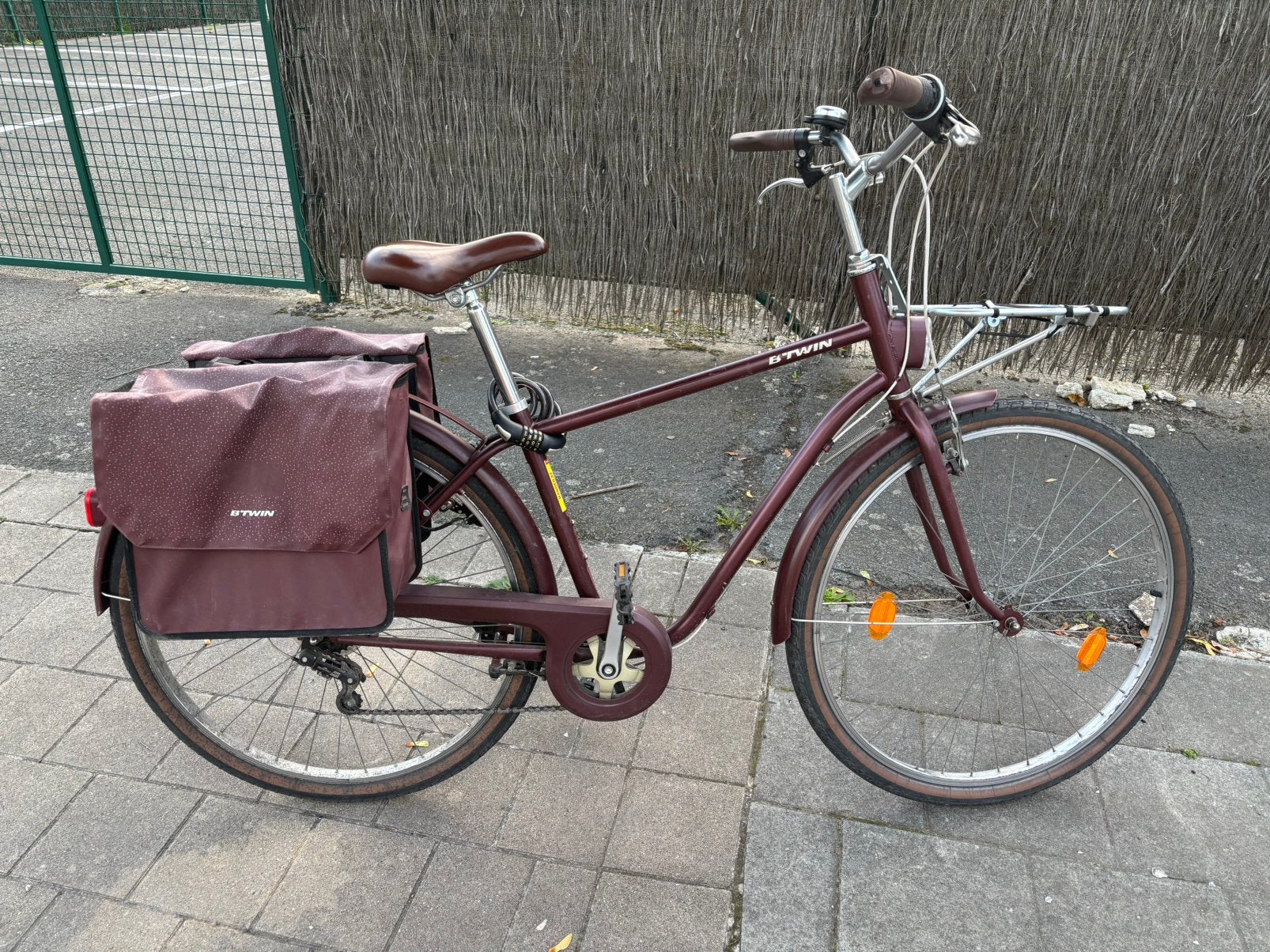 B’Twin stadsfiets met fietstassen Bordeaux rood, Enlèvement, Utilisé, Autres marques, Vitesses