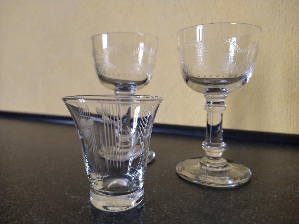 3 prachtige gesculpteerde glaasjes, Antiek en Kunst, Ophalen