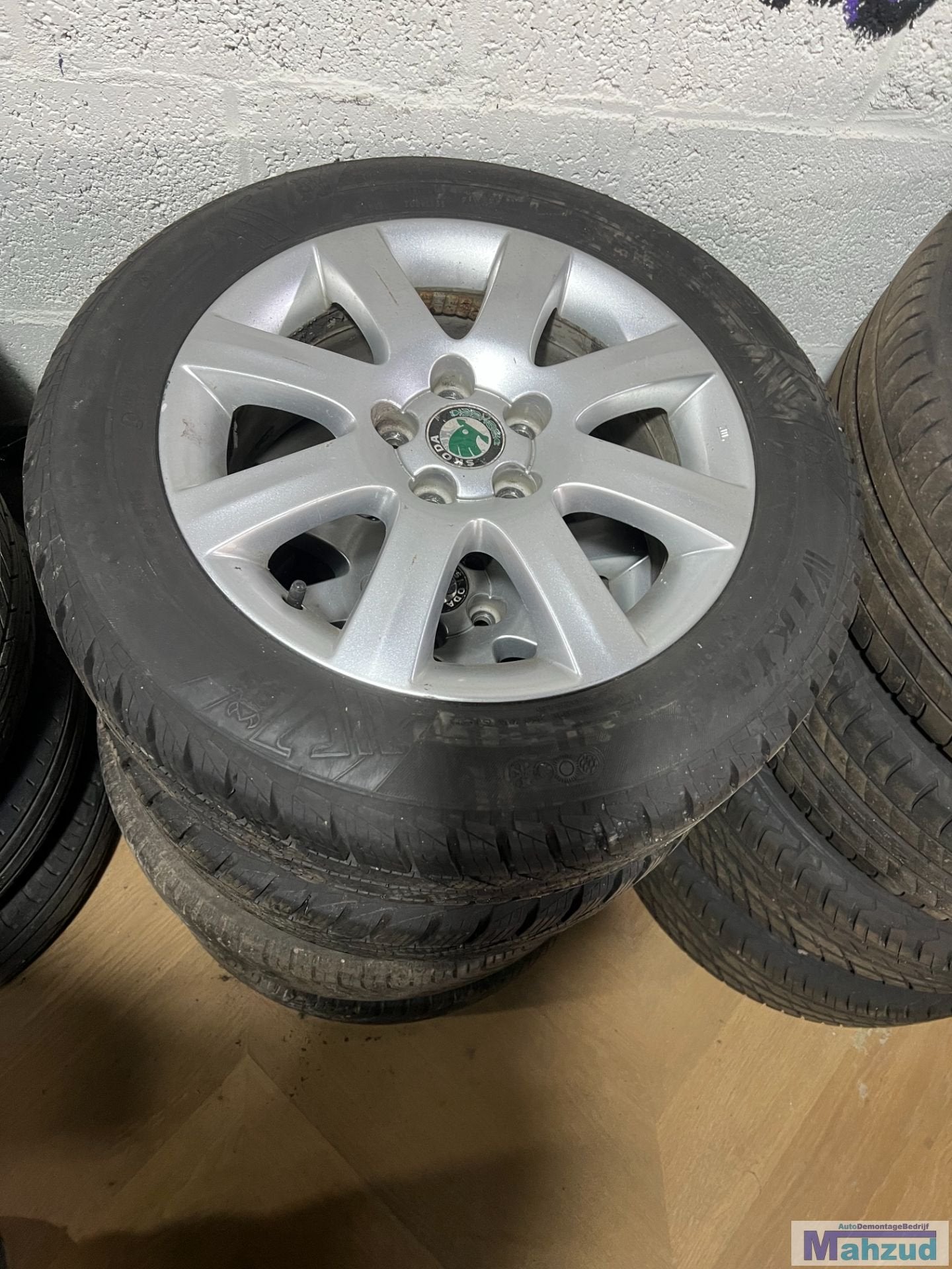 Jantes SKODA FABIA 2 5x100 57,1 16 pouces, Infoline@skoda-auto.cz, Tr. Vaclava Klementa 869
293 01  Mlada Boleslav, CZ, Pneu(s)