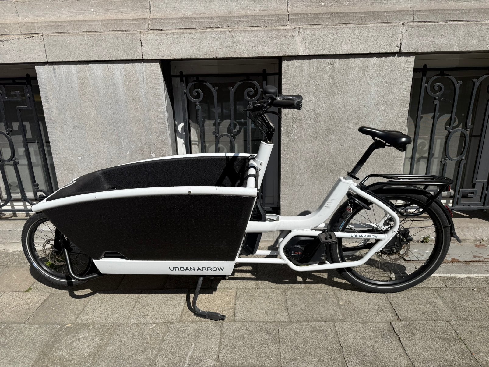 Mooie witte Urban Arrow bakfiets (slechts 1900km), Ophalen, Zo goed als nieuw