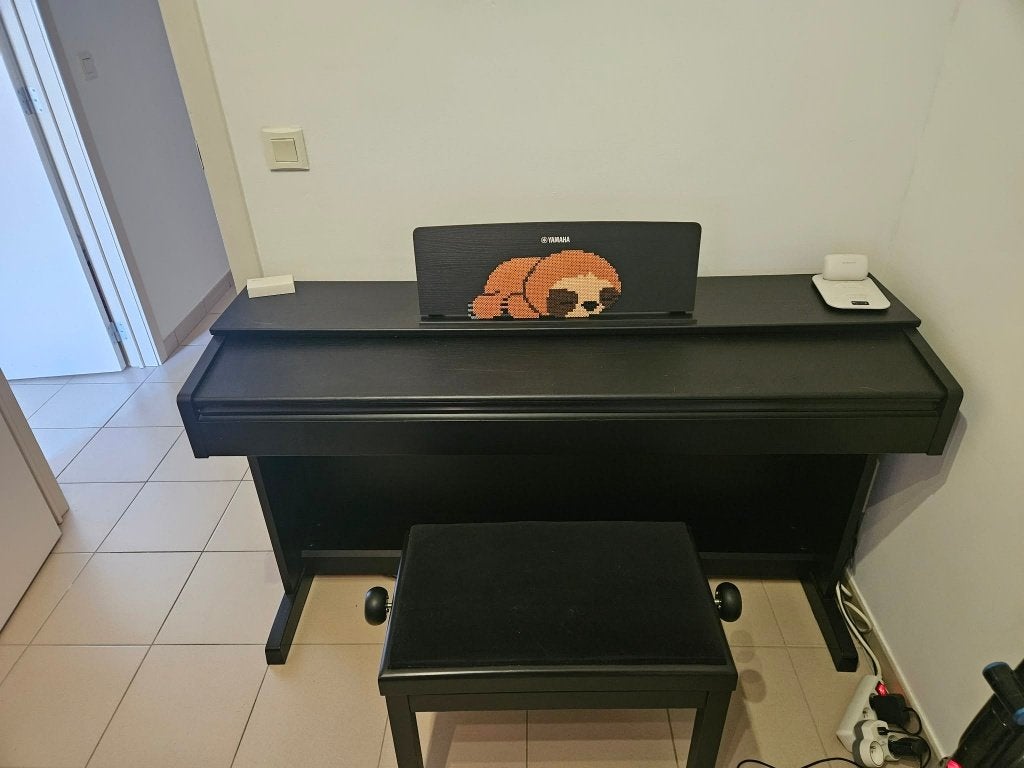 Piano numérique Yamaha Arius YDP-143 — Châssis inclus, Musique & Instruments, Pianos, Digital, Enlèvement, Utilisé, Piano